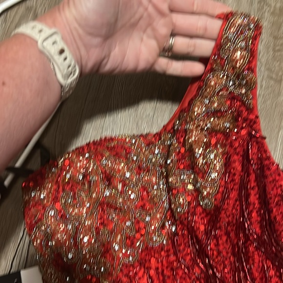 Elegant Red One-Shoulder Dress - Picture 7 of 7